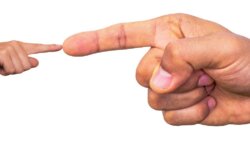 Новые формы давления на граждан РФ со стороны коллекторов в период карантина: как адвокат оценивает законность этих методов выбивания долгов